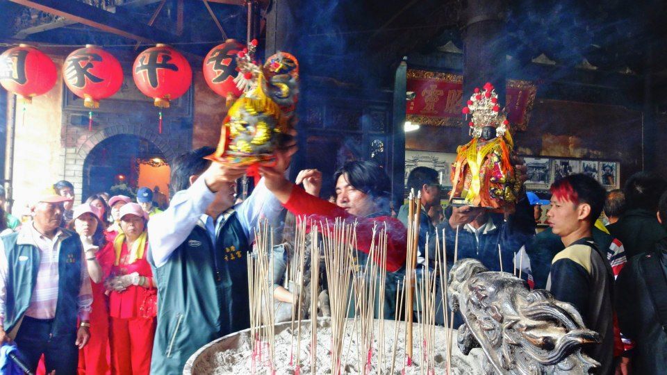 Passing idols over the incense photo 933898_10151634614236202_1804481216_n.jpg