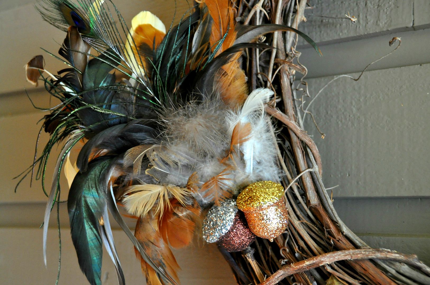 5-Minute Fall Wreath by Dolen Diaries | Mabey She Made It | #fall #autumn #wreath #falldecor #easywreath #feathers