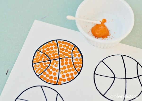 Q-Tip Painting Basketballs {Dolen Diaries}